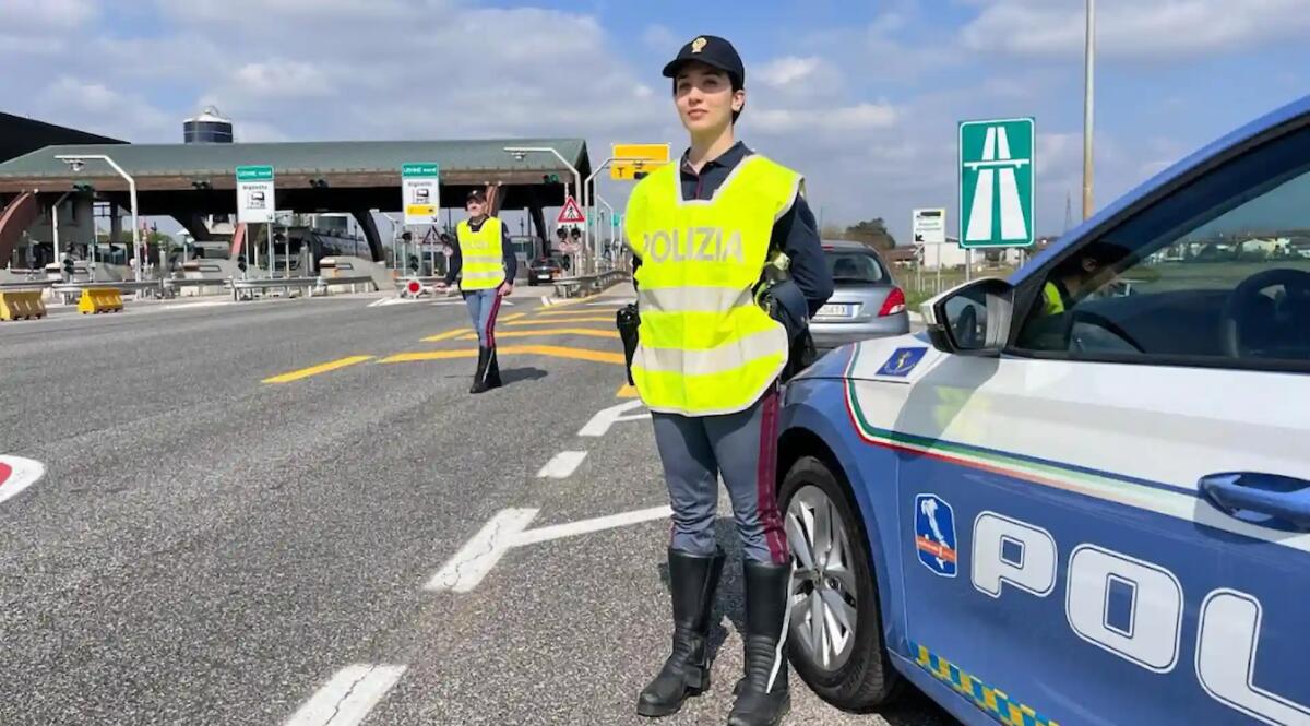 In contromano con l'auto, 88enne percorre 8 km e 2 gallerie in A23: tragedia sfiorata - 