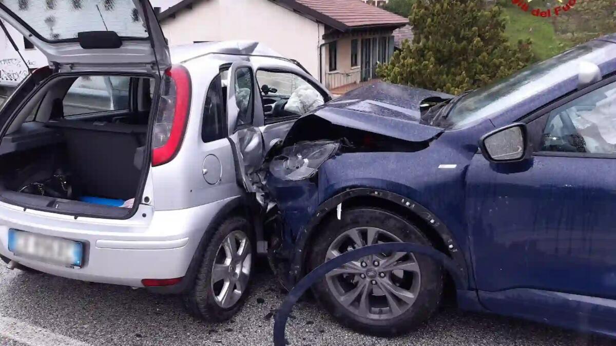 Scontro tra auto: due feriti. Una donna estratta dalle lamiere - 
