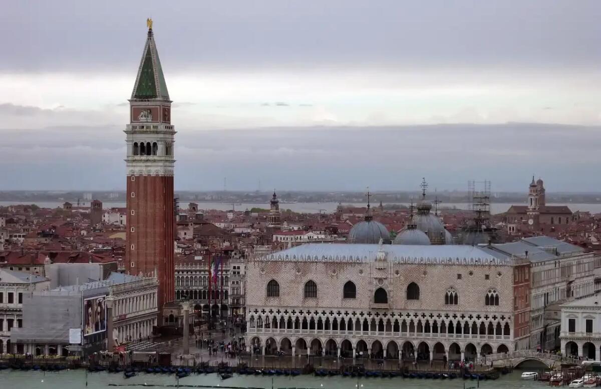 Il campanile di San Marco a Venezia perde pezzi. Cosa sta succedendo - 