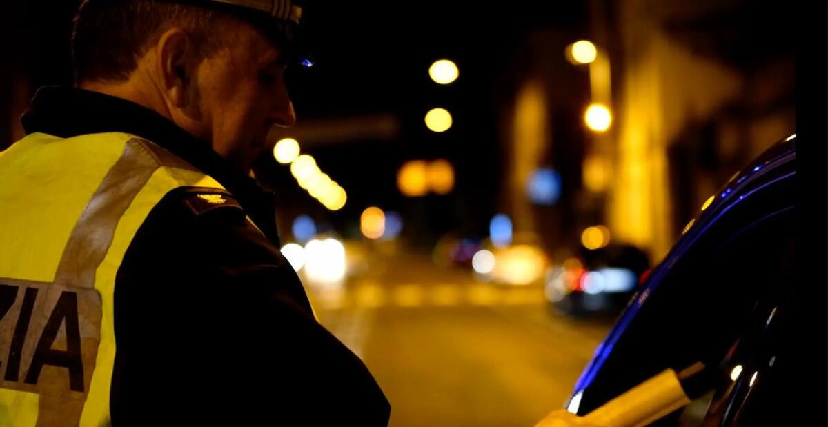 Notte di controlli sulle strade, in 4 trovati alla guida sotto l’effetto di alcol: via le patenti - 