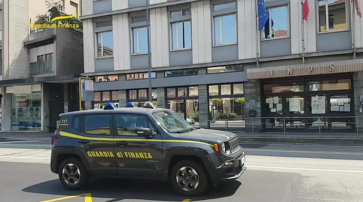 Blitz alla barberia vicino alla stazione: tre lavoratori in nero e un clandestino. Maxi multe - 