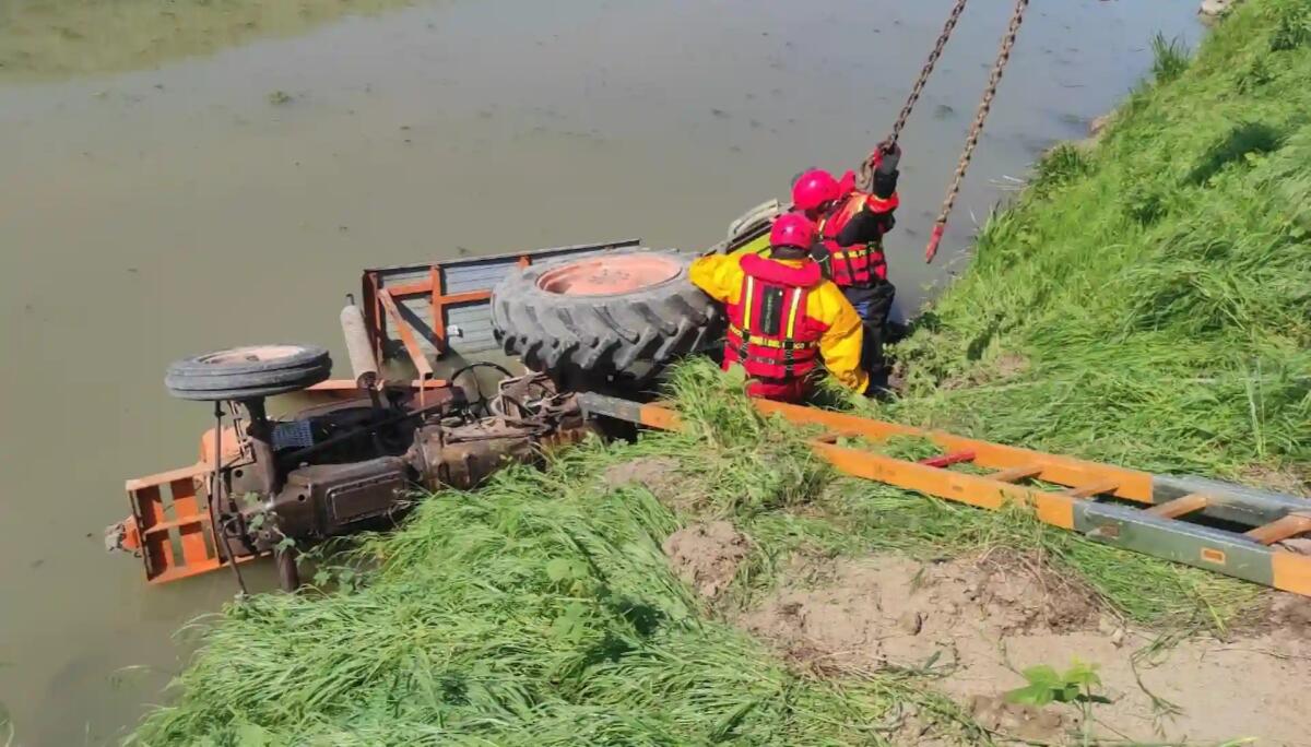 Finisce con il trattore nel canale durante il lavoro nel vigneto: morto 66enne -