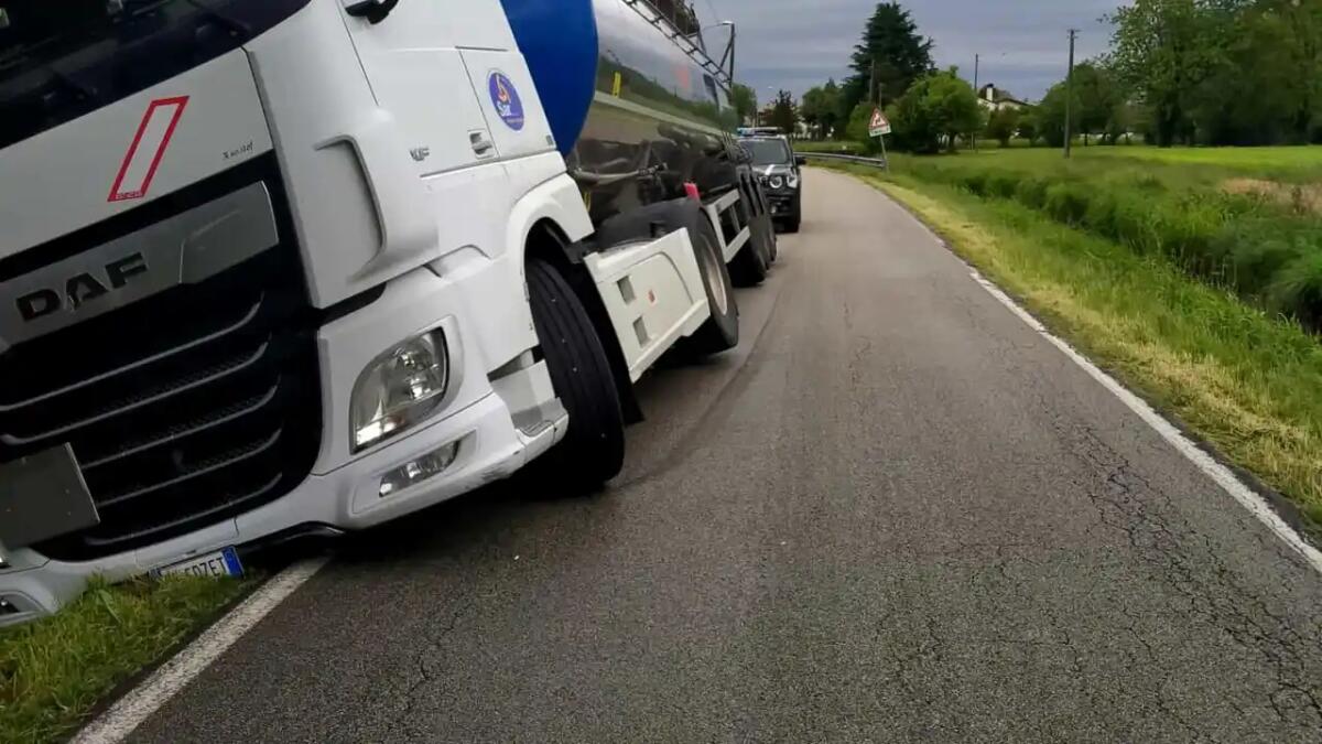 Entra in zona vietata ai camion e finisce fuori strada: era ubriaco. Nei guai 34enne moldavo - 