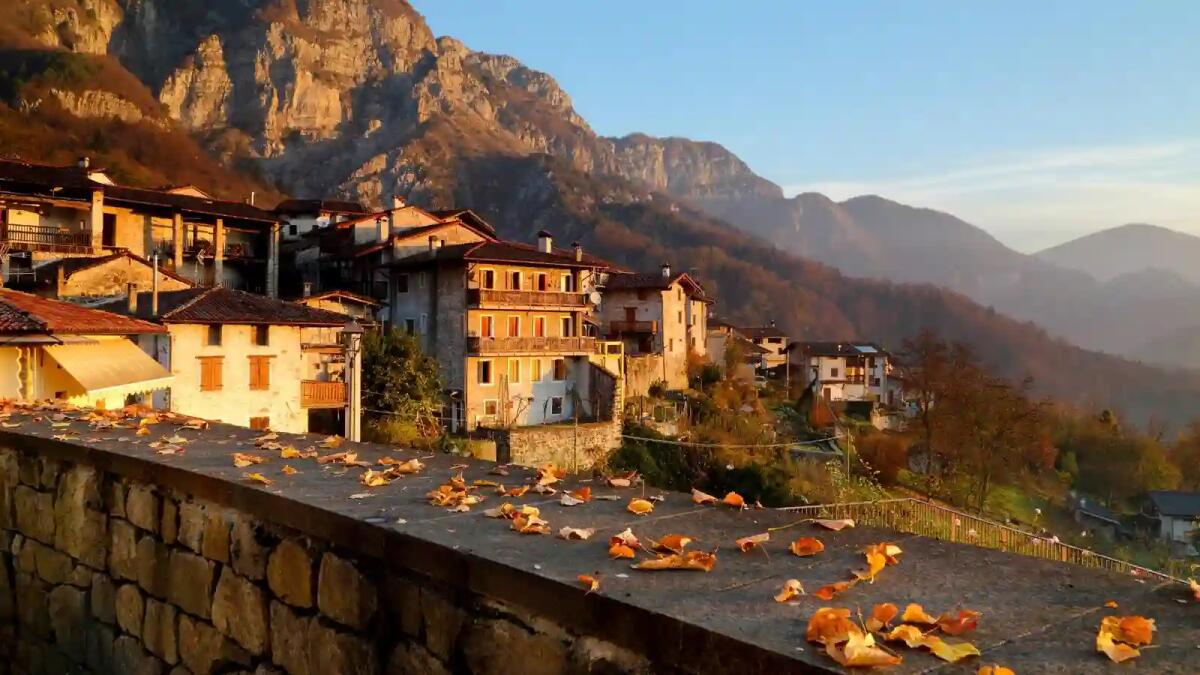 Questo borgo conquisterà subito te e la tua famiglia: un incantesimo di pietra e legno - 