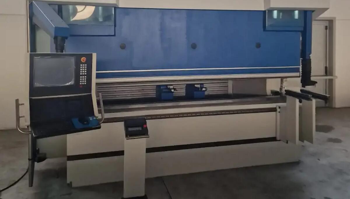 Presse piegatrici: funzionamento, incentivi e occasioni dell’usato - 