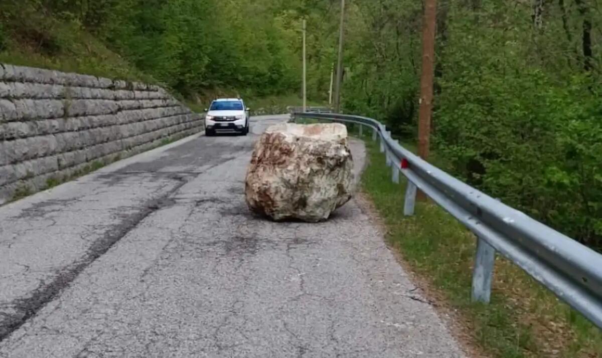 Masso di oltre 1 metro cubo si stacca e cade sulla strada. Via alla rimozione d’urgenza - 