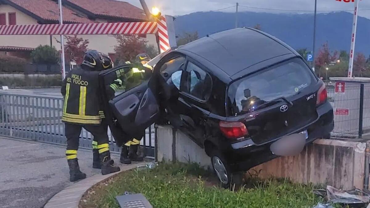 Perde il controllo dell'auto e finisce su un muretto: illeso il conducente - 