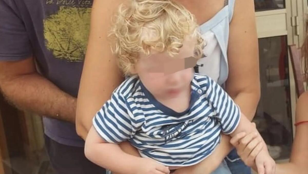 Fa manovra con l'auto e investe il figlio di 20 mesi che muore dopo due giorni di agonia - 