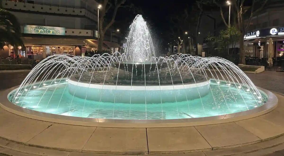 Lignano Sabbiadoro, rimessa a nuovo la fontana dell'omonima piazza - 