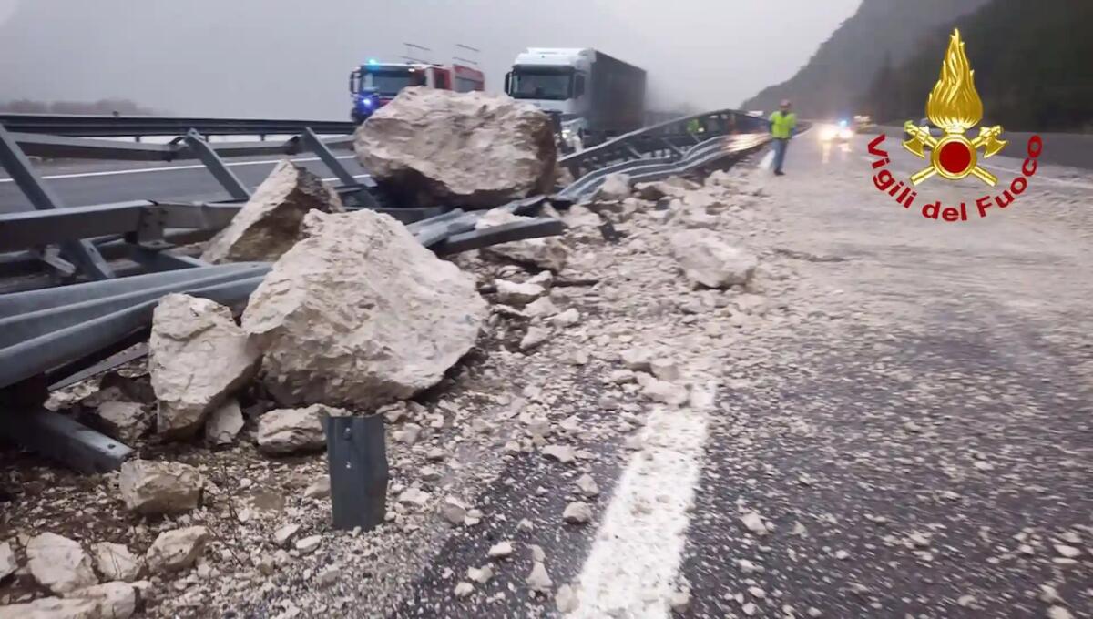 Frana sulla A23 fra Carnia e Pontebba: traffico bloccato e code - 