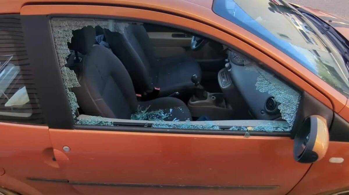 Bastano 10 minuti e pochi metri di distanza: finestrino dell'auto sfondato, via il portafoglio - 