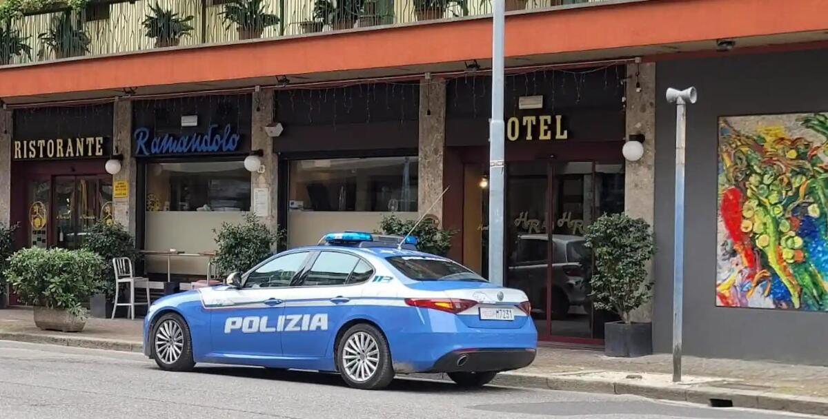 Ubriachi al Bar dell'Hotel cercano di aggredire anche i Poliziotti: arrestati due giovani - 