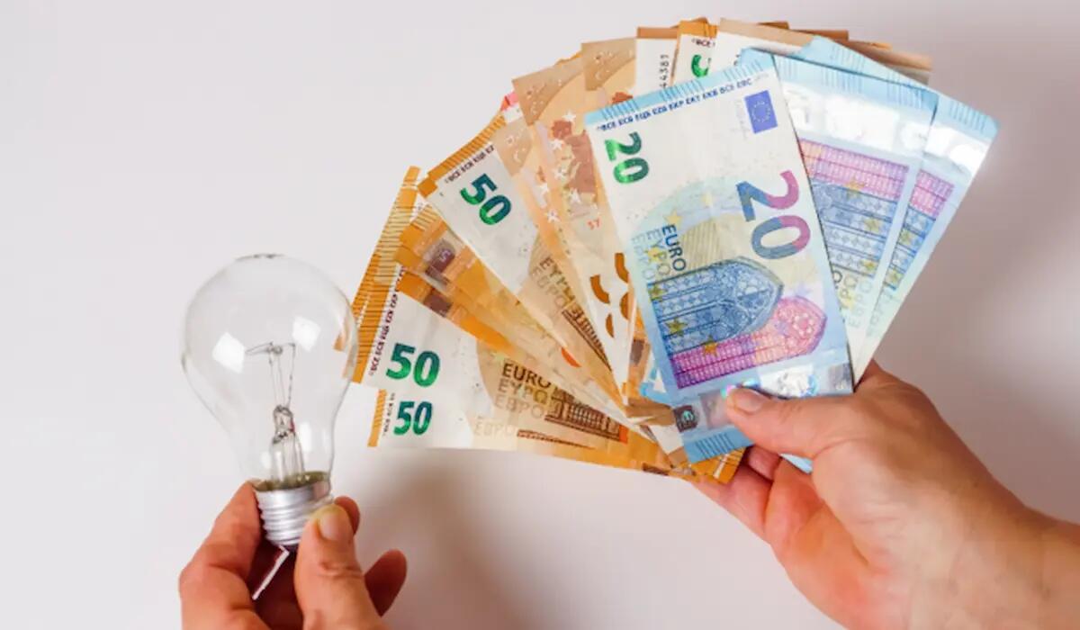 Scende ancora il prezzo dell'energia elettrica - 