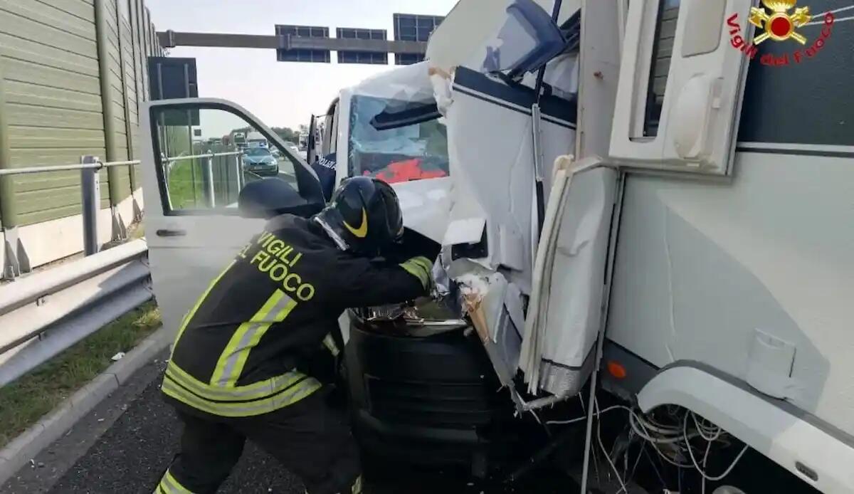 Incidente in A23, scontro tra auto e roulotte: 5 feriti, 3 bambini finiscono all'ospedale - 