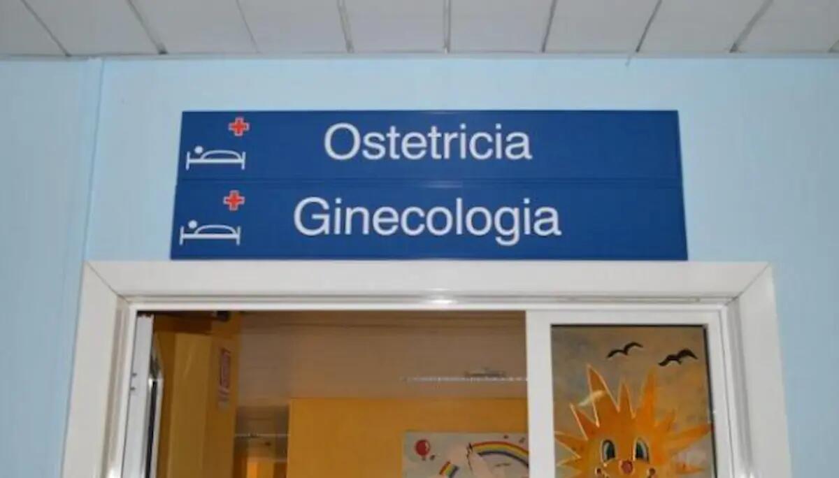 Le pazienti partorivano, lei nel frattempo rubava nella stanza soldi e monili: denunciata una OSS - 