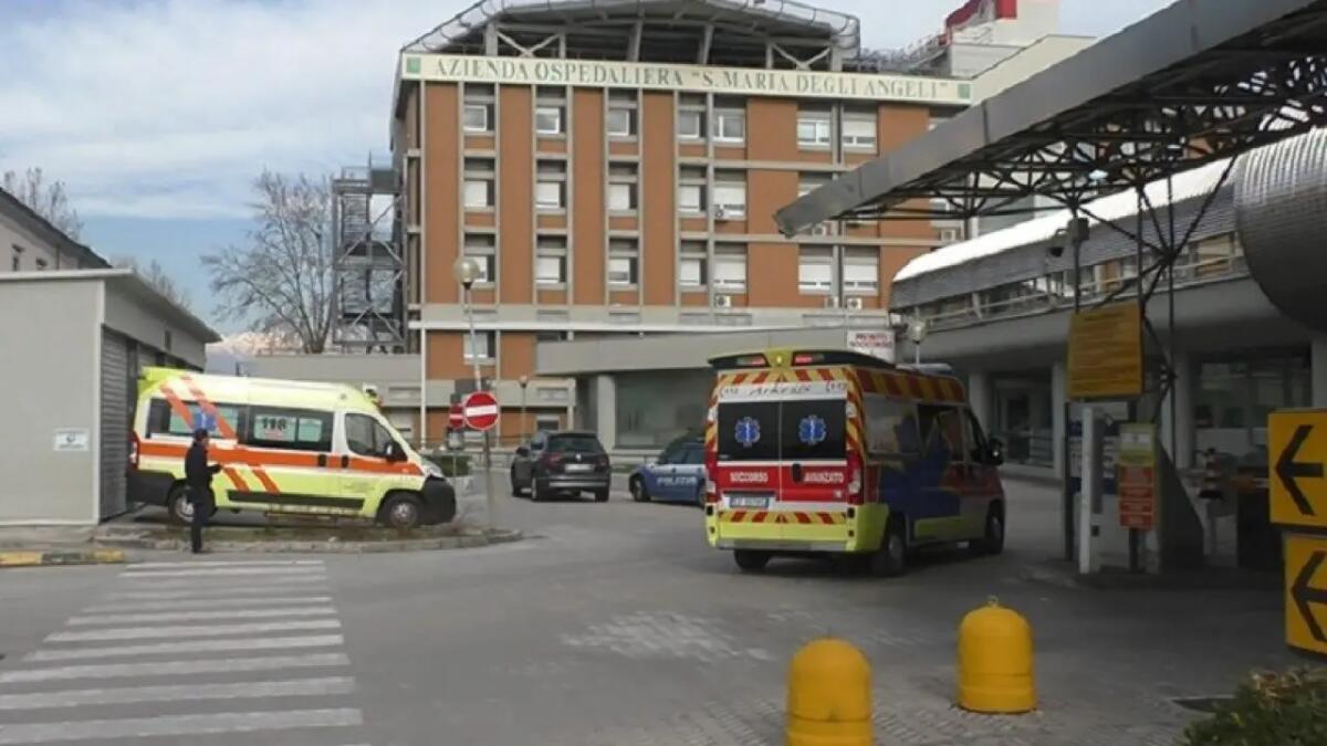 Colpo di sonno al volante, finisce con l'auto nella vegetazione: ferito 20enne - 