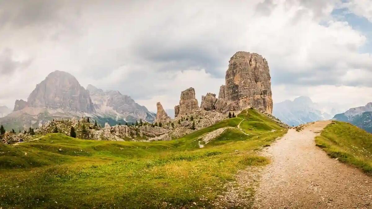 Cortina verso l'estate: prenotazioni negli alberghi ancora in crescita - 