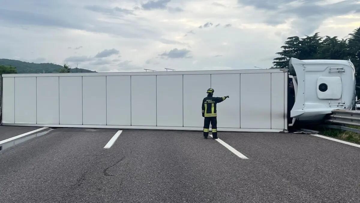 Tir si rovescia in A4 e finisce di traverso sulla carreggiata: autostrada bloccata - 
