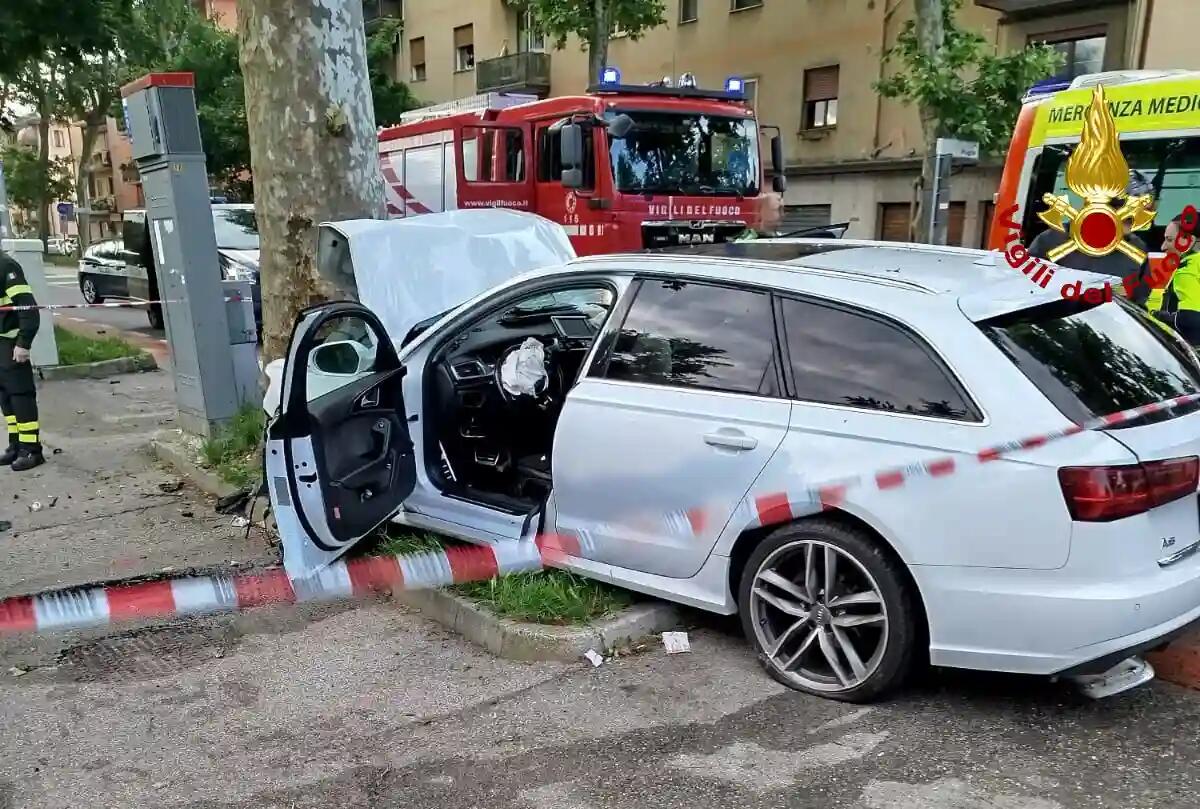 Pauroso schianto con l'auto contro il platano: gravissimo il conducente - 