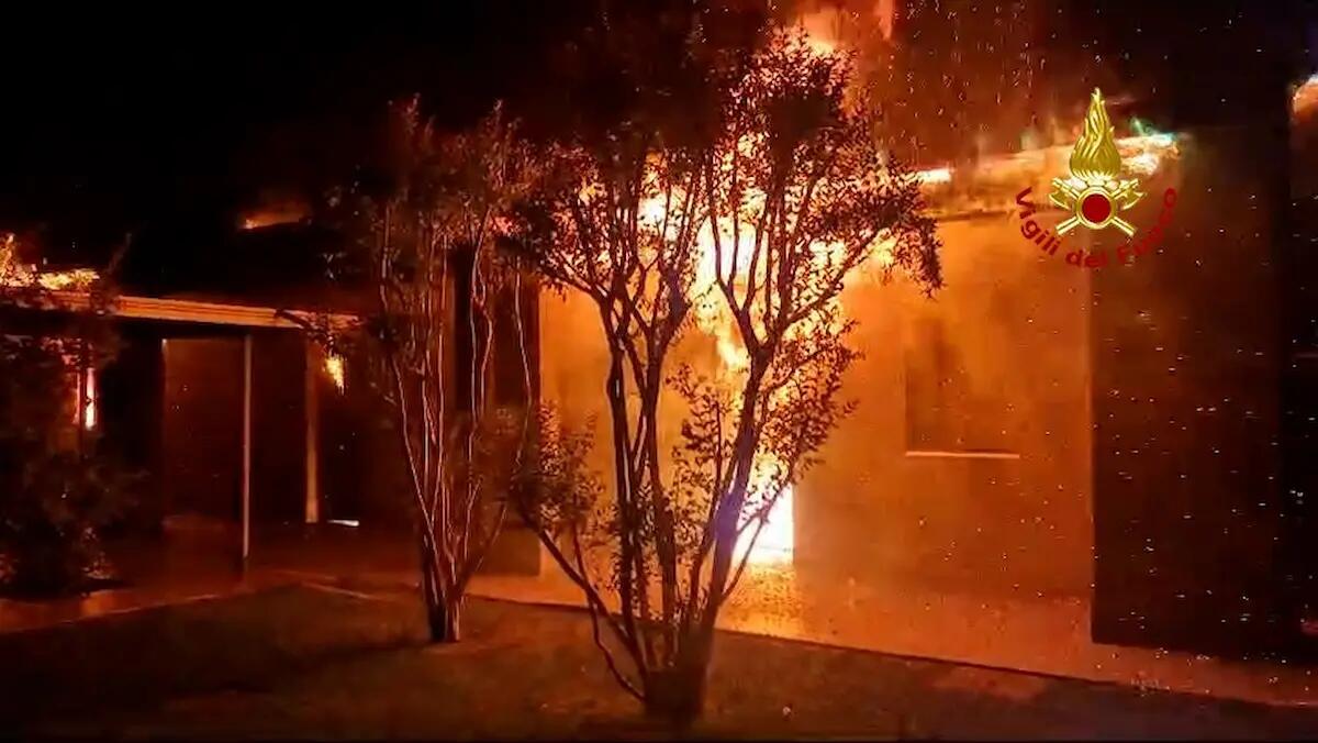 Fiamme nell'annesso rustico di un'abitazione, brucia anche un'automobile | VIDEO, FOTO - 