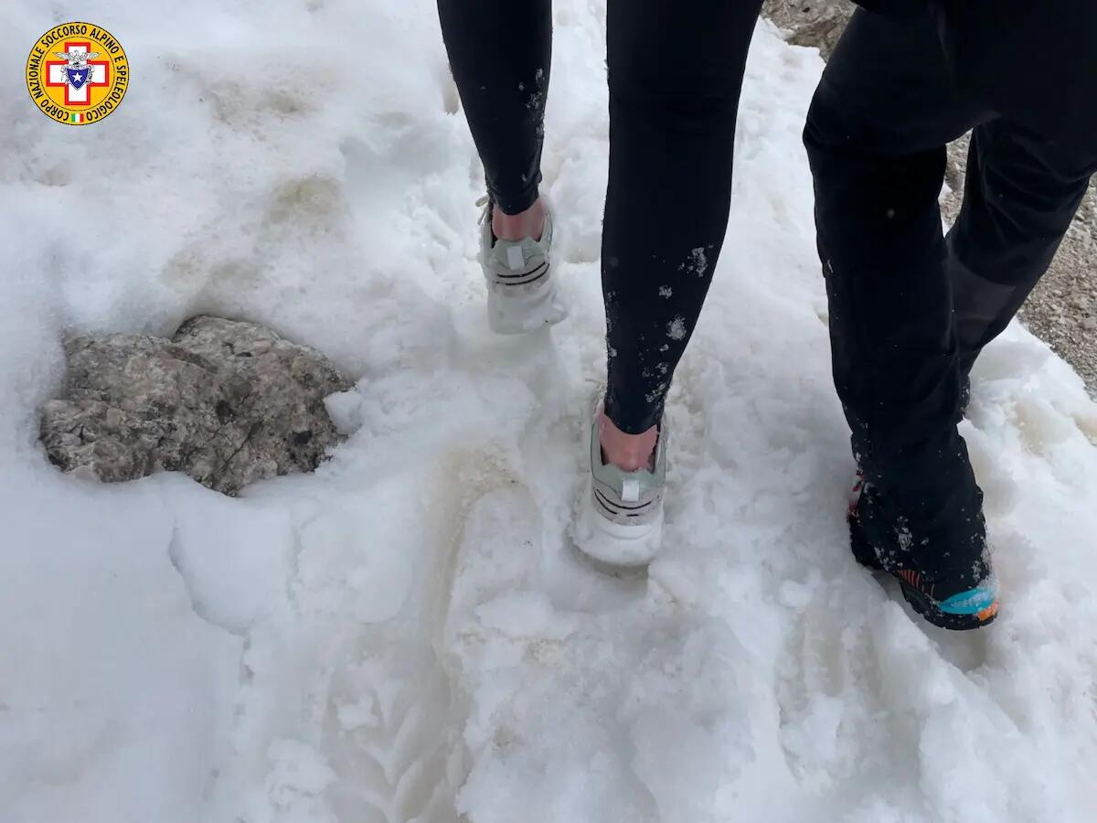 C'è l'allerta meteo, ma salgono sui monti: due escursionisti bloccati e infreddoliti - 