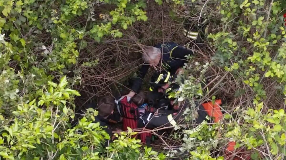 La moto sbanda lungo il tornante e la sbalza in un dirupo: grave una centaura - 
