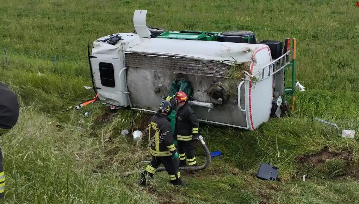 Scontro tra SUV e camion cisterna con 5mila litri di gasolio: feriti i 2 autisti -
