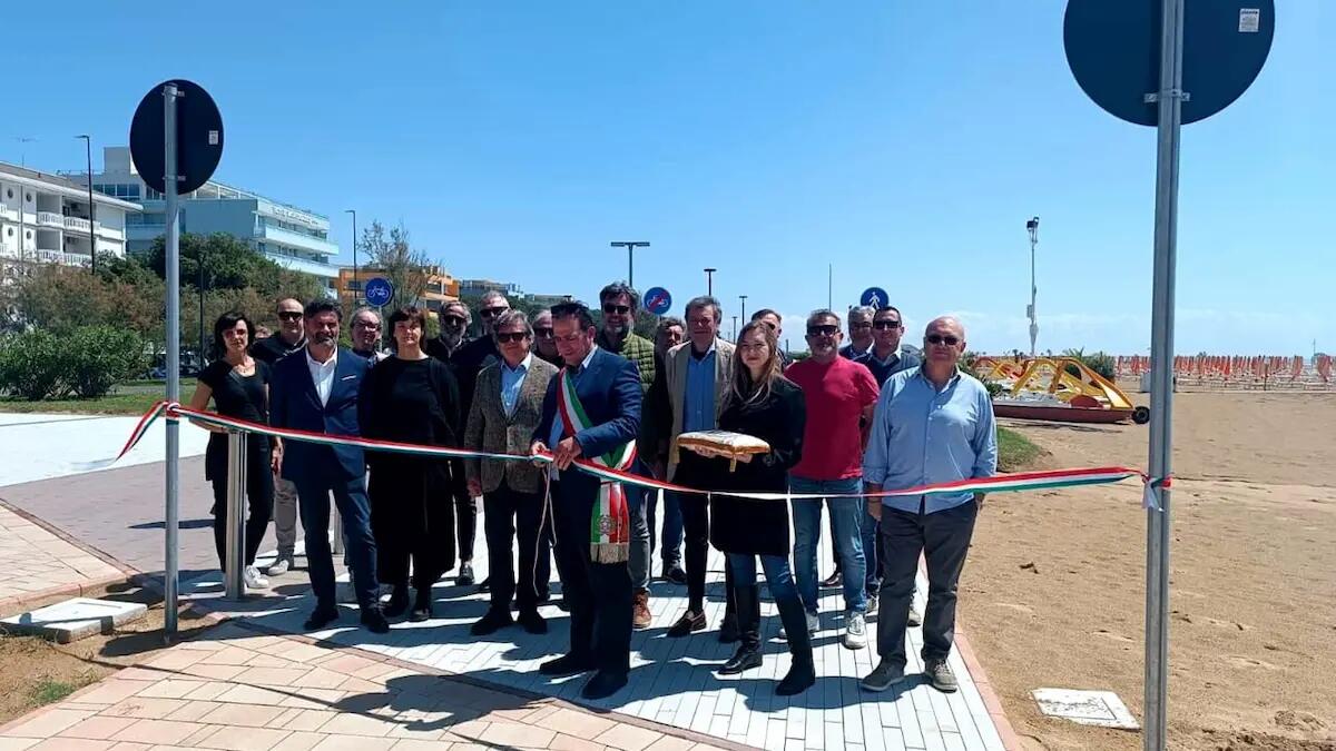 Inaugurata la nuova pista ciclopedonale a Bibione: «più sicura e agevole per tutti» - 