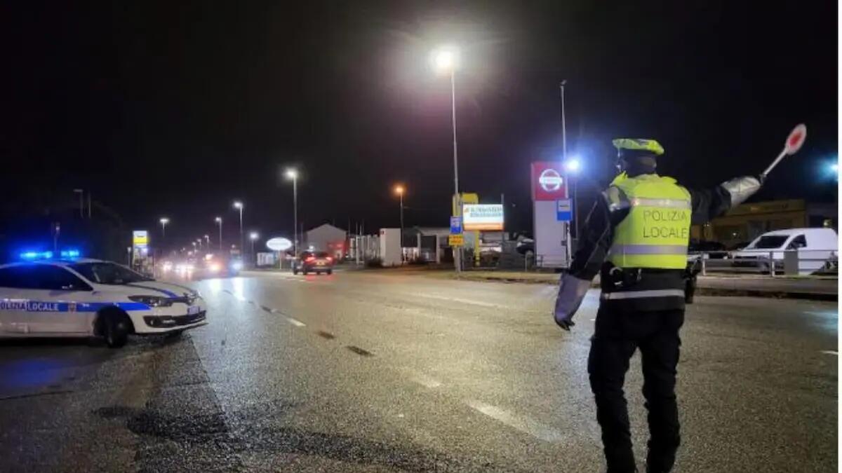 Al volante senza patente e con 4 minori a bordo, fermato tenta la fuga. Nei guai un 18enne - 