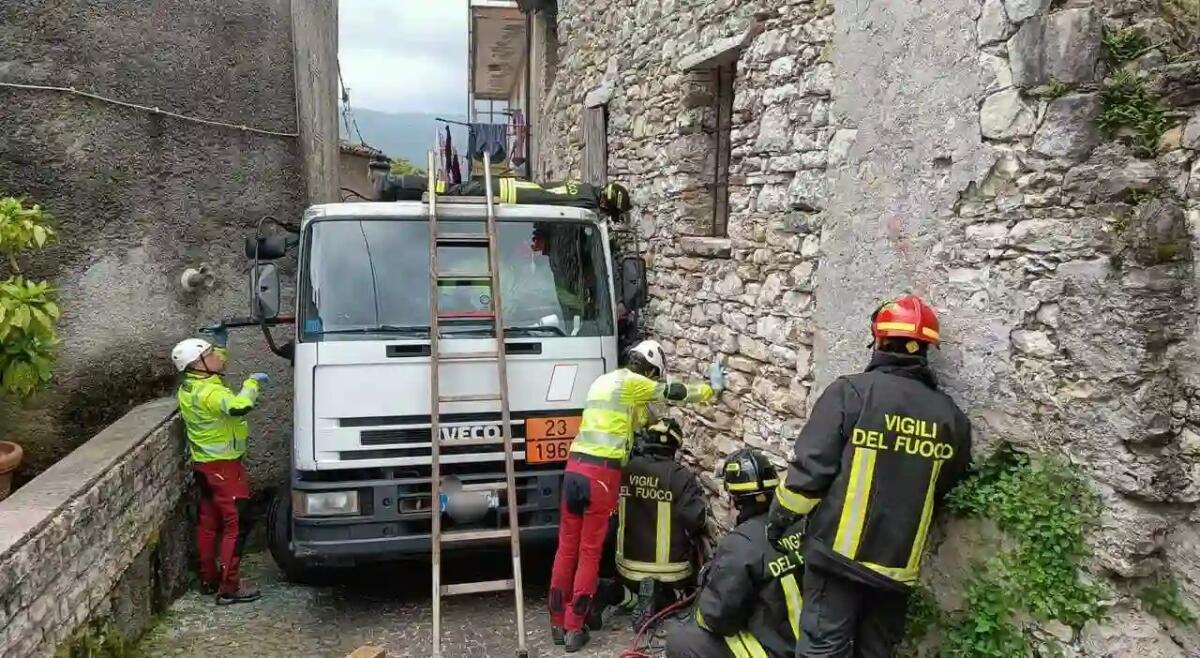 Incidente sul lavoro: operaio schiacciato sul muro dal camion -