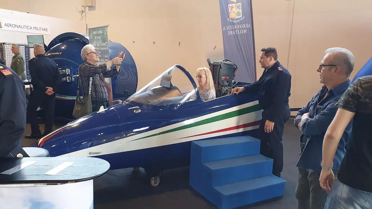 "In volo" con le Frecce, elicotteristi di Casarsa e Genio Guastatori di Udine alla Fiera di Padova - 
