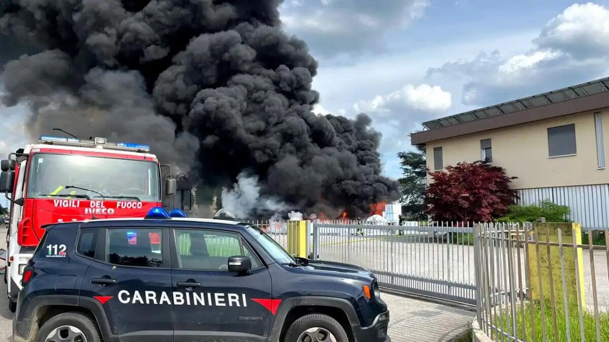 Incendio a Villorba: fumo nero visibile da chilometri. Il Sindaco: «tenete chiuse porte e finestre» - 