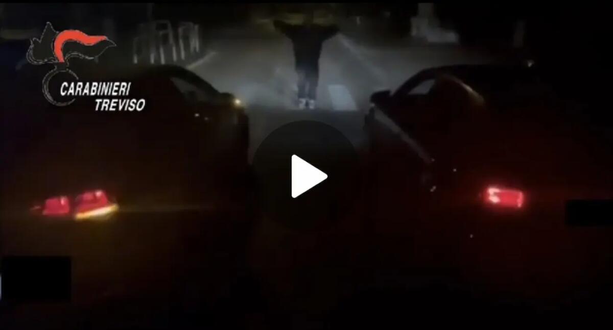 Gare clandestine tra auto, poi i video sui social: beccati e denunciati due giovani -