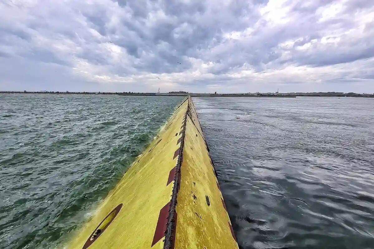 Si alza il Mose a Venezia, picco di marea previsto a 110 centimetri - 