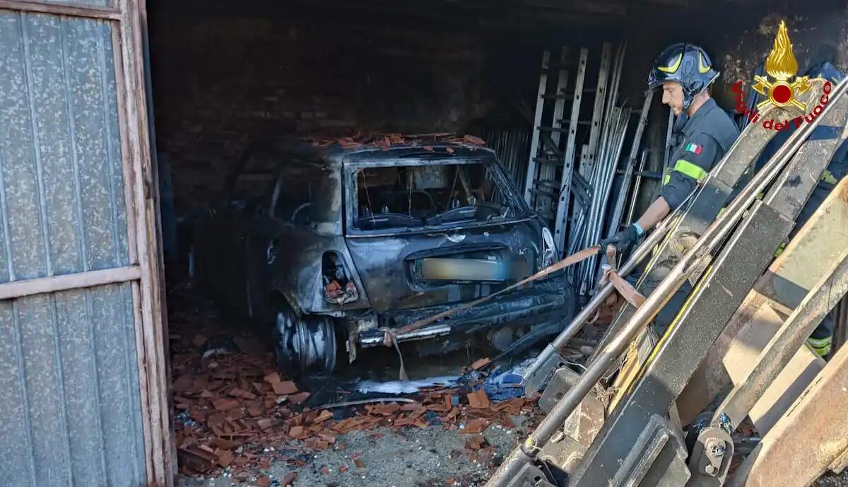 Va a fuoco un'automobile in un ricovero attrezzi: distrutta -