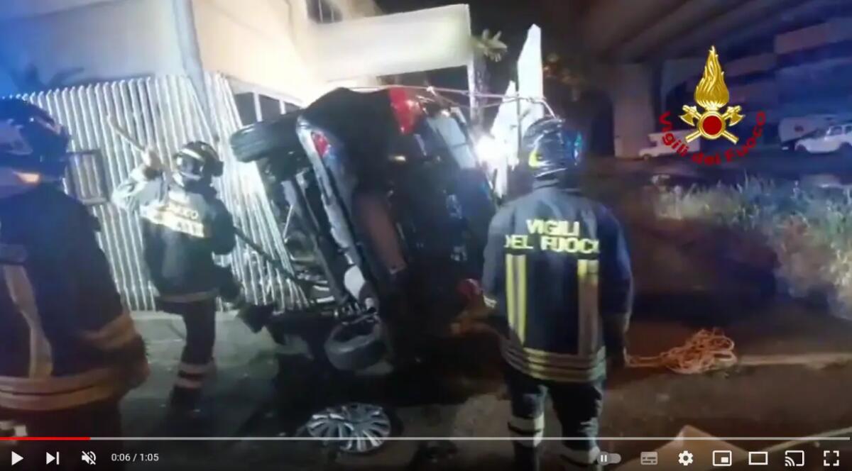 Sbanda con l'auto e finisce contro la ringhiera di un’azienda ribaltandosi: ferita 29enne - 