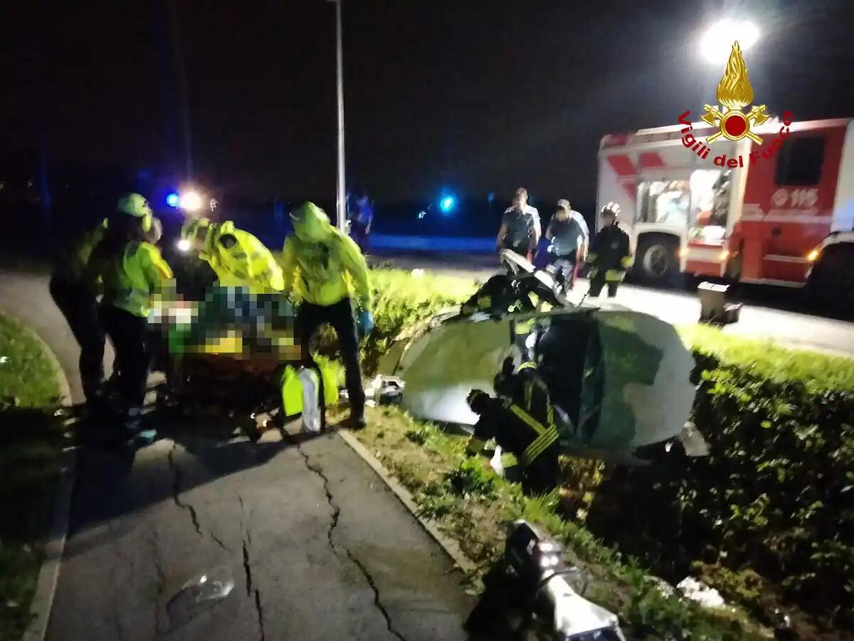 Incidente a Roncade, auto finisce nel fossato: ferito il conducente - 
