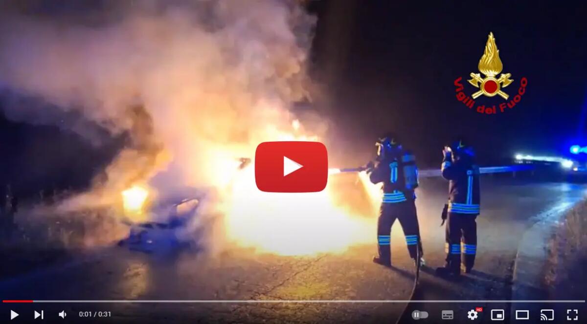 Paura nella notte, l’auto all’improvviso avvolta dalle fiamme: conducente si salva - 