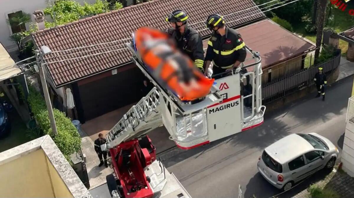 Cade in casa e si procura diverse fratture: soccorsa con l'autoscala - 