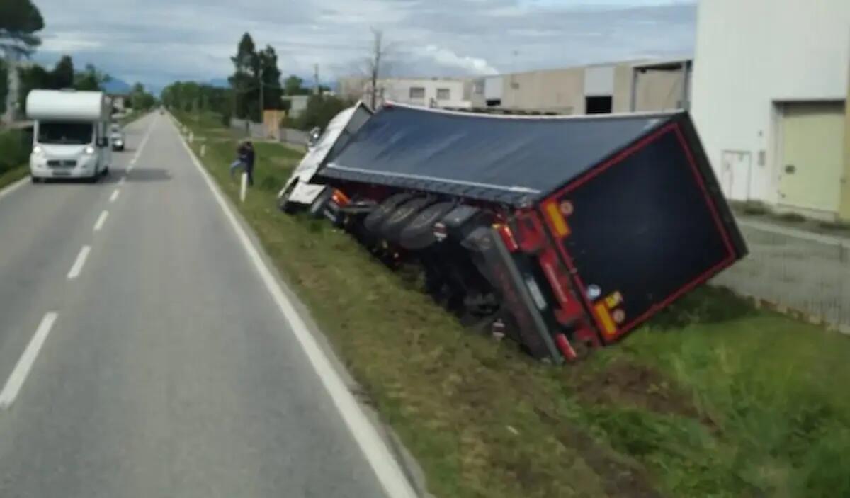 Incidente a Pannellia di Sedegliano: mezzo pesante finisce nel fossato - 