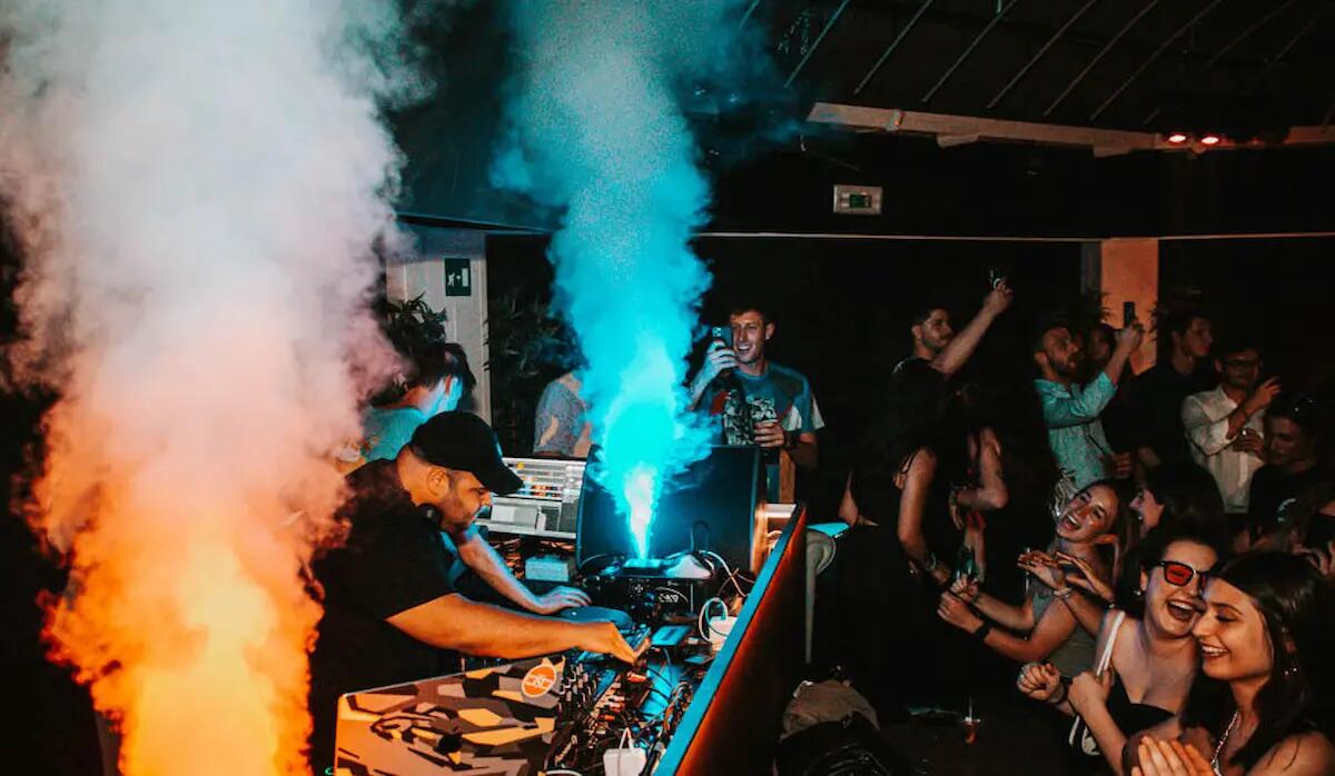 Base Club Experience, riparte la storica discoteca a pochi passi dal mare in Baia di Sistiana - 