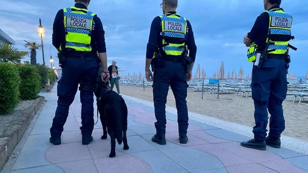 Rubavano oggetti dalle auto in sosta a Jesolo: presi i 3 ladri -