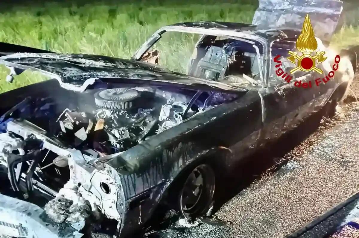 Chevrolet Camaro s'incendia sulla Autostrada A4: distrutta dalle fiamme - 