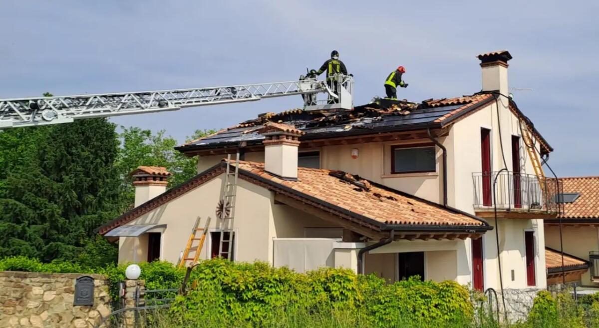 Il tetto fotovoltaico prende fuoco: i pompieri evitano l'incendio generalizzato - 