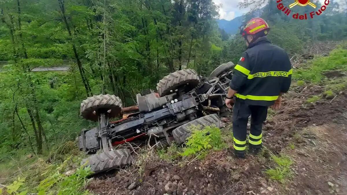 Si ribalta con il trattore sulla strada forestale: conducente trovato a terra accanto al mezzo - 