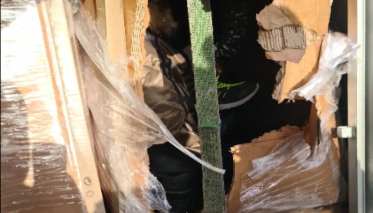 Scoperti 5 clandestini: trasportati con un furgone, nascosti dentro a scatole di cartone - 