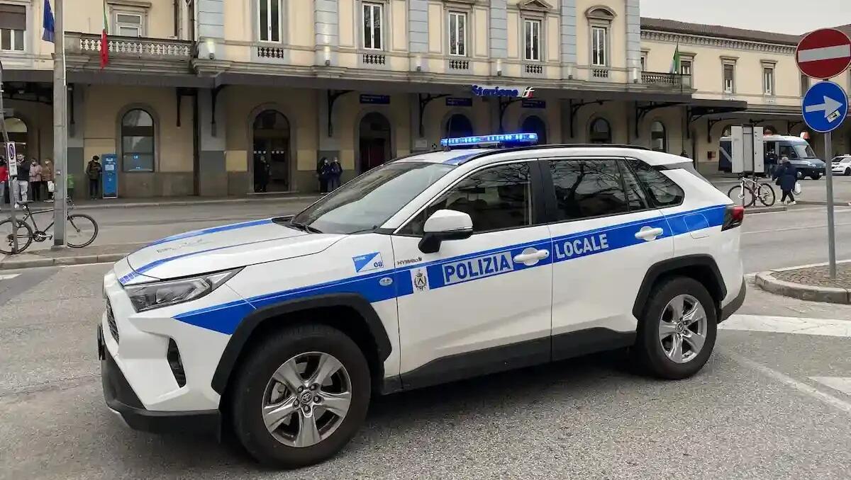 Senza assicurazione e patente fugge all'alt e rischia di investire gli agenti della Polizia Locale - 