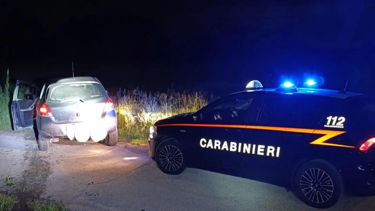 In fuga dai Carabinieri a bordo di un'auto rubata, due minorenni si schiantano: un ferito - 