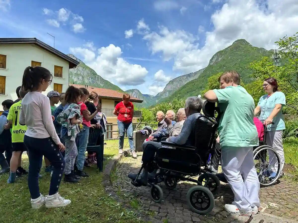 Incontro tra generazioni ad Ampezzo: al via il progetto "Orto e Scuola" - 