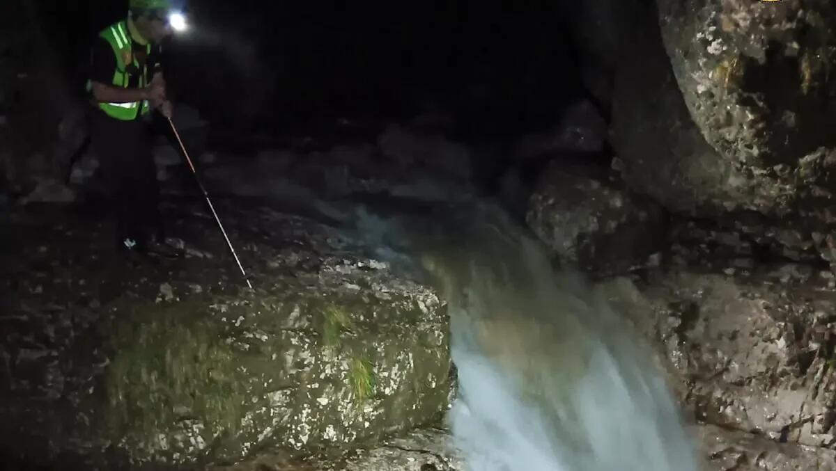 Tenta di attraversare il torrente ingrossato, ma precipita per 50 metri: morto escursionista 57enne - 